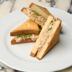 Club sandwich with tuna